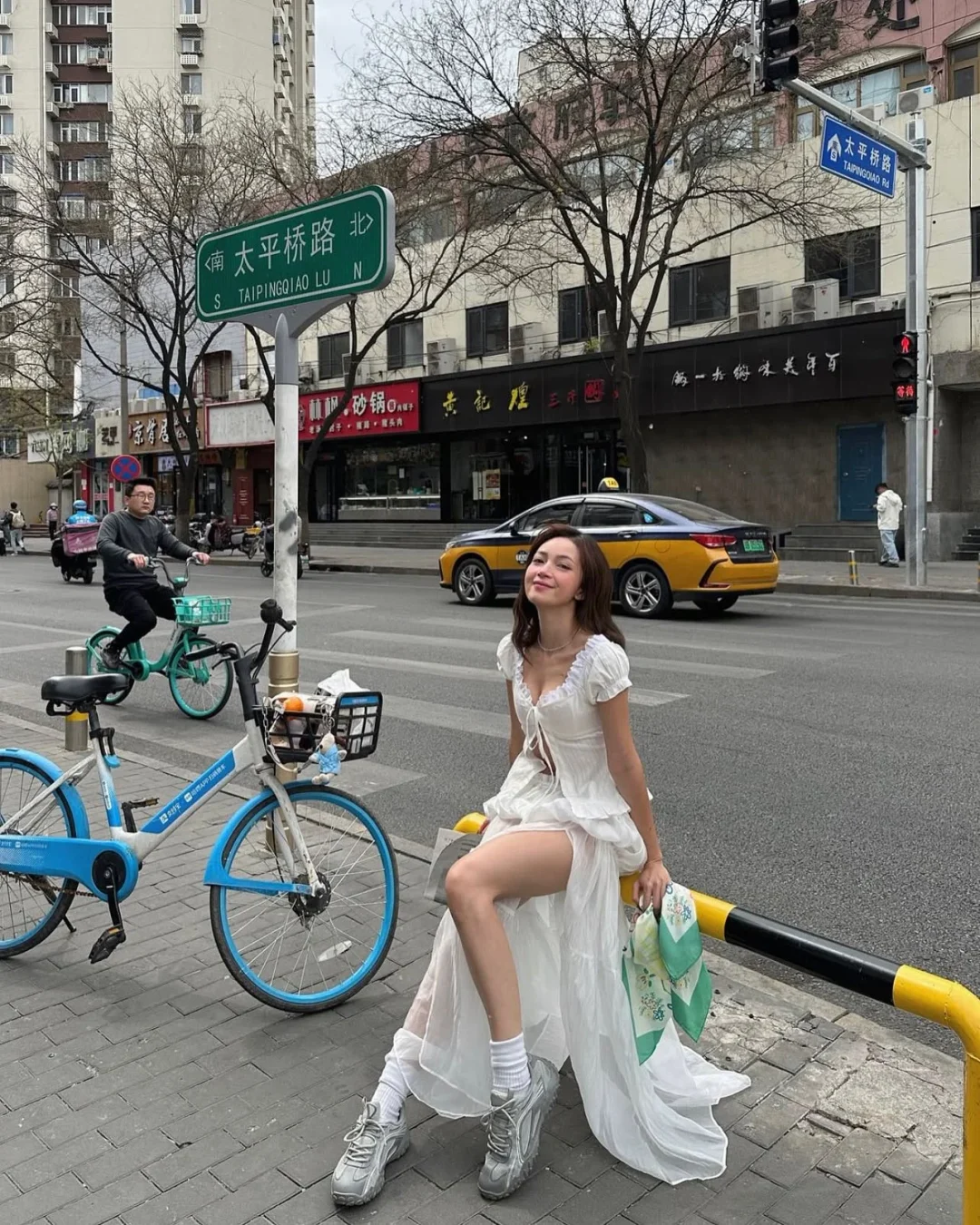 Photo 3 of Set áo trễ vai chân váy trắng nữ