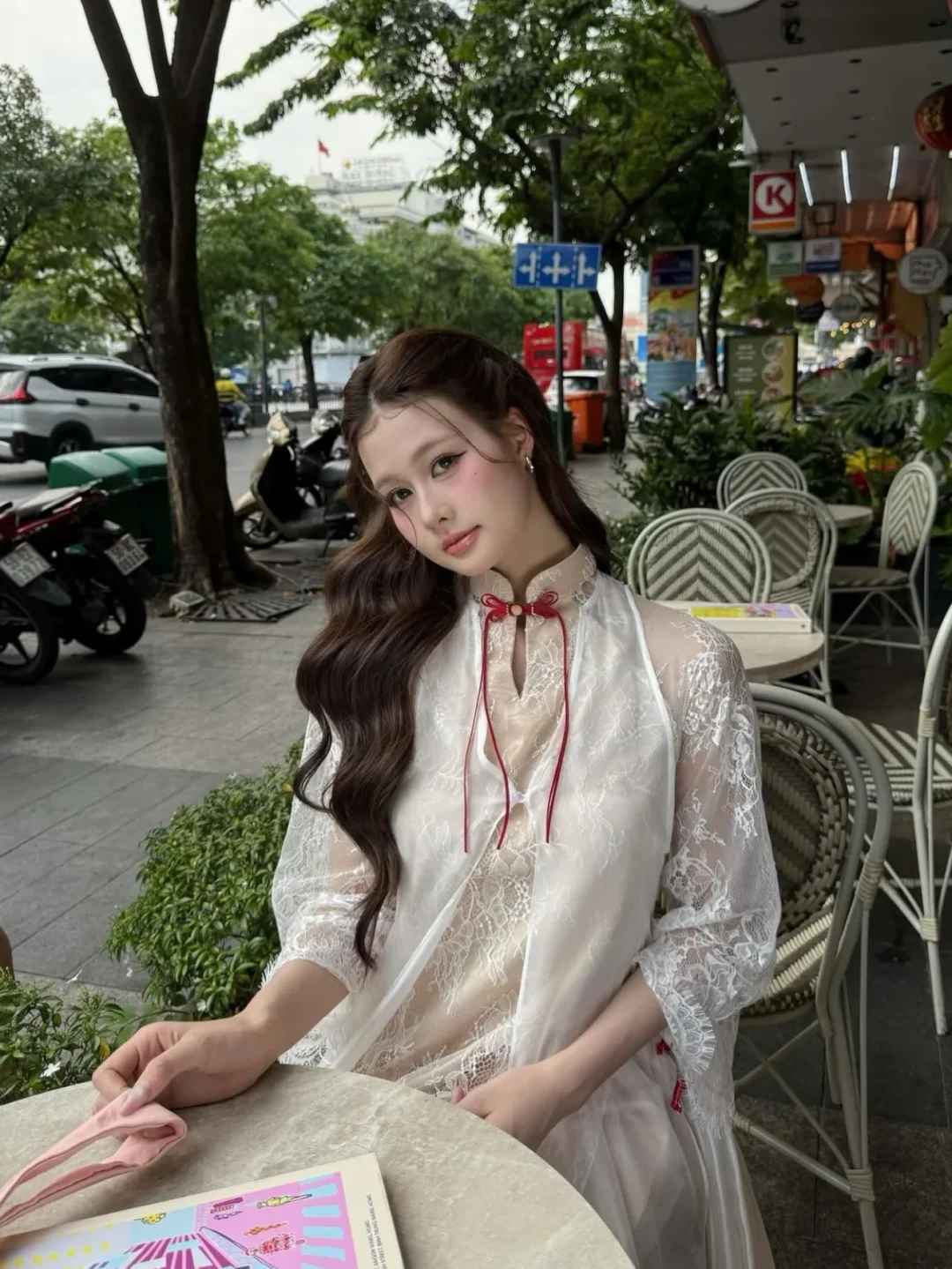 Photo 9 of Áo dài ren kem phối áo choàng voan nữ