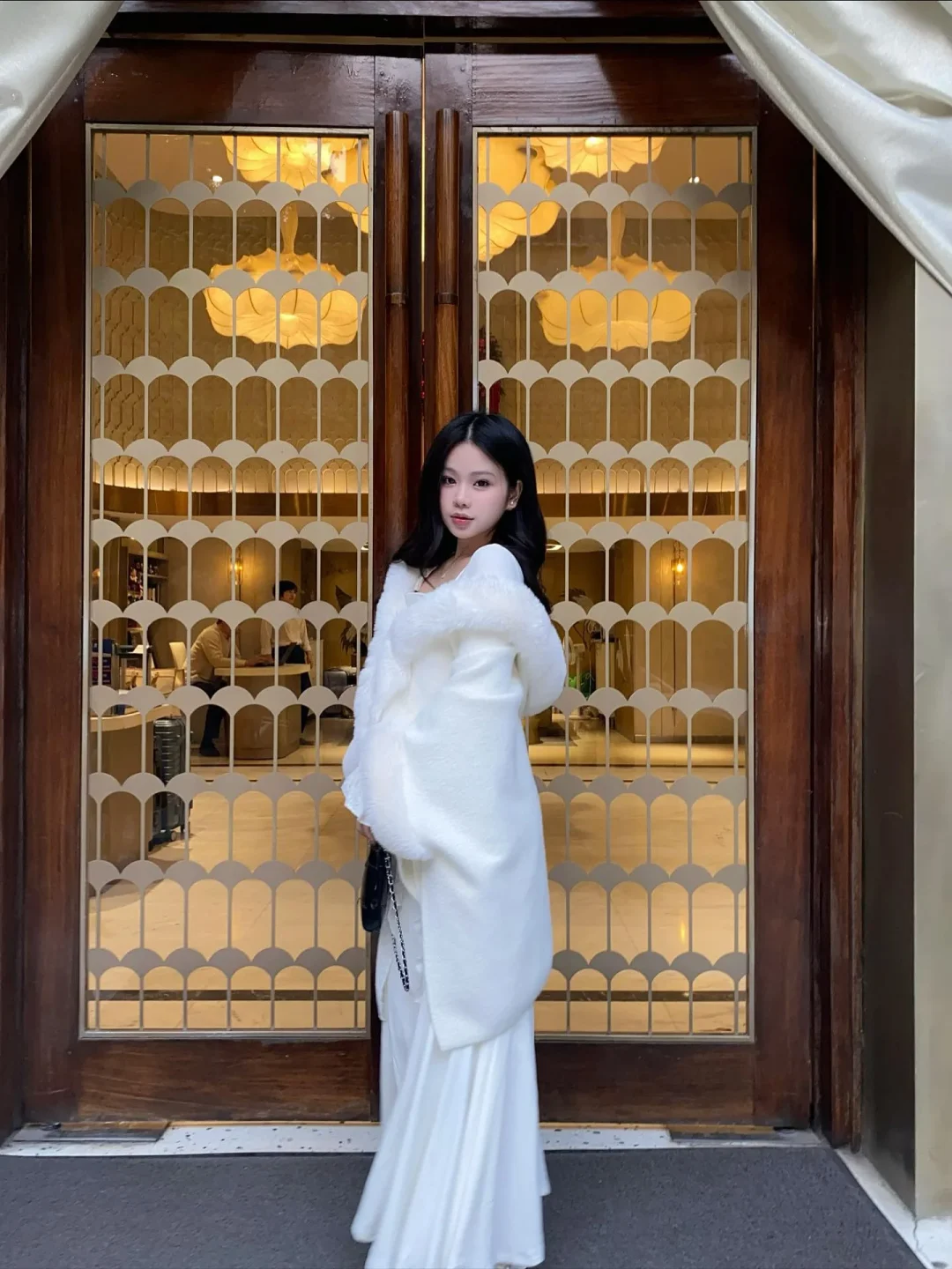 Ảnh 3 của Bộ khăn choàng lông trắng và váy đuôi cá