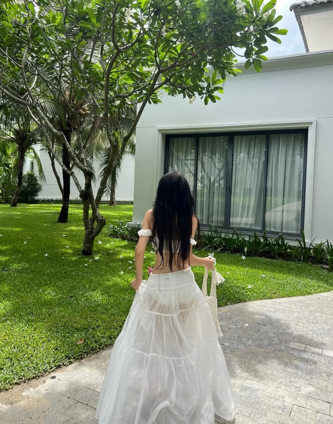 Photo 9 of Set áo tay bồng trắng và chân váy voan nữ