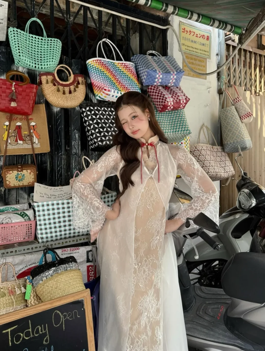 Photo 4 of Áo dài ren kem phối áo choàng voan nữ