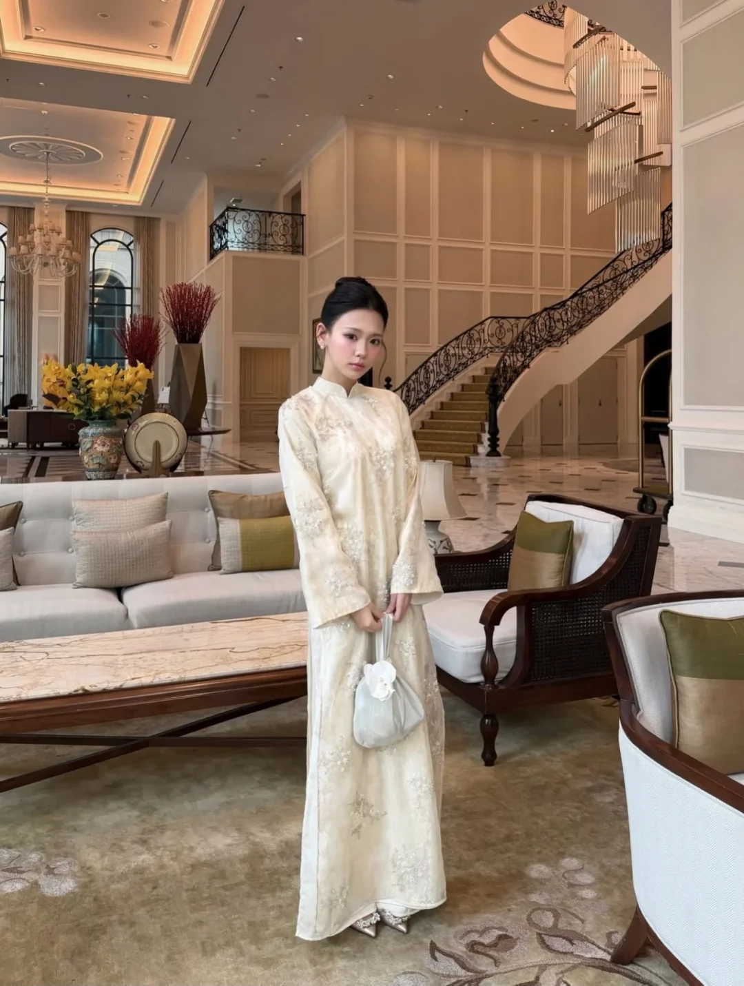 Photo 5 of Áo dài gấm ivory thêu nổi nữ