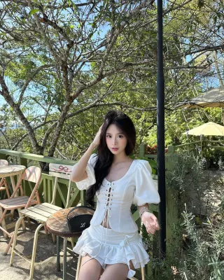 Photo 4 of Set croptop trắng Amelie Ravish ST0007