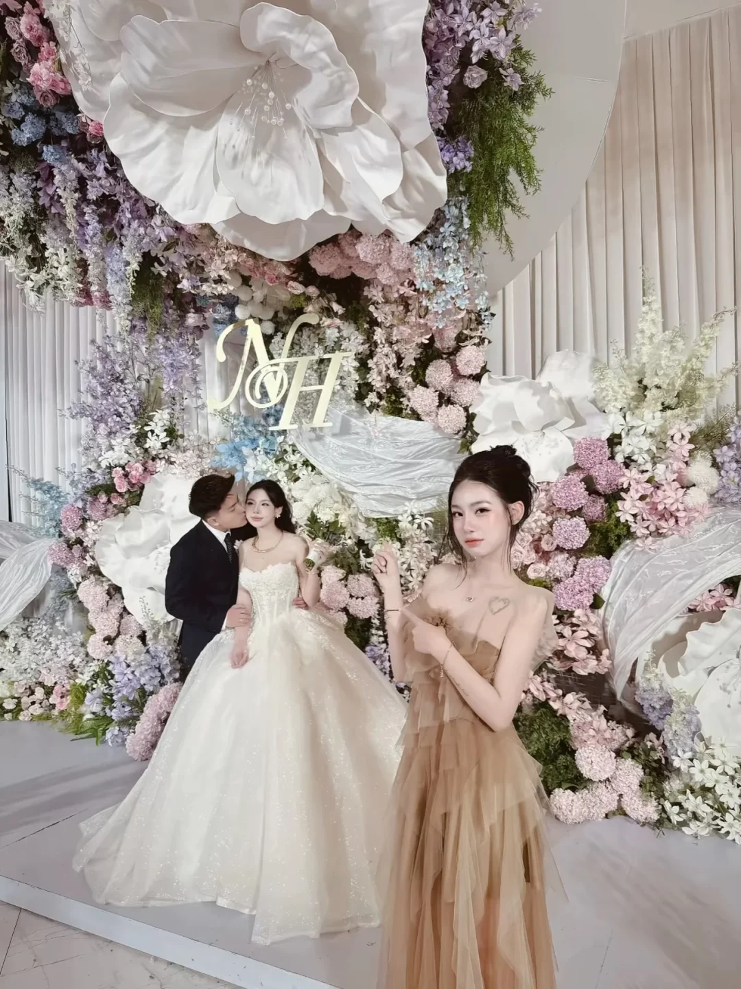 Photo 9 of Váy tiệc tulle nâu lệch vai nữ