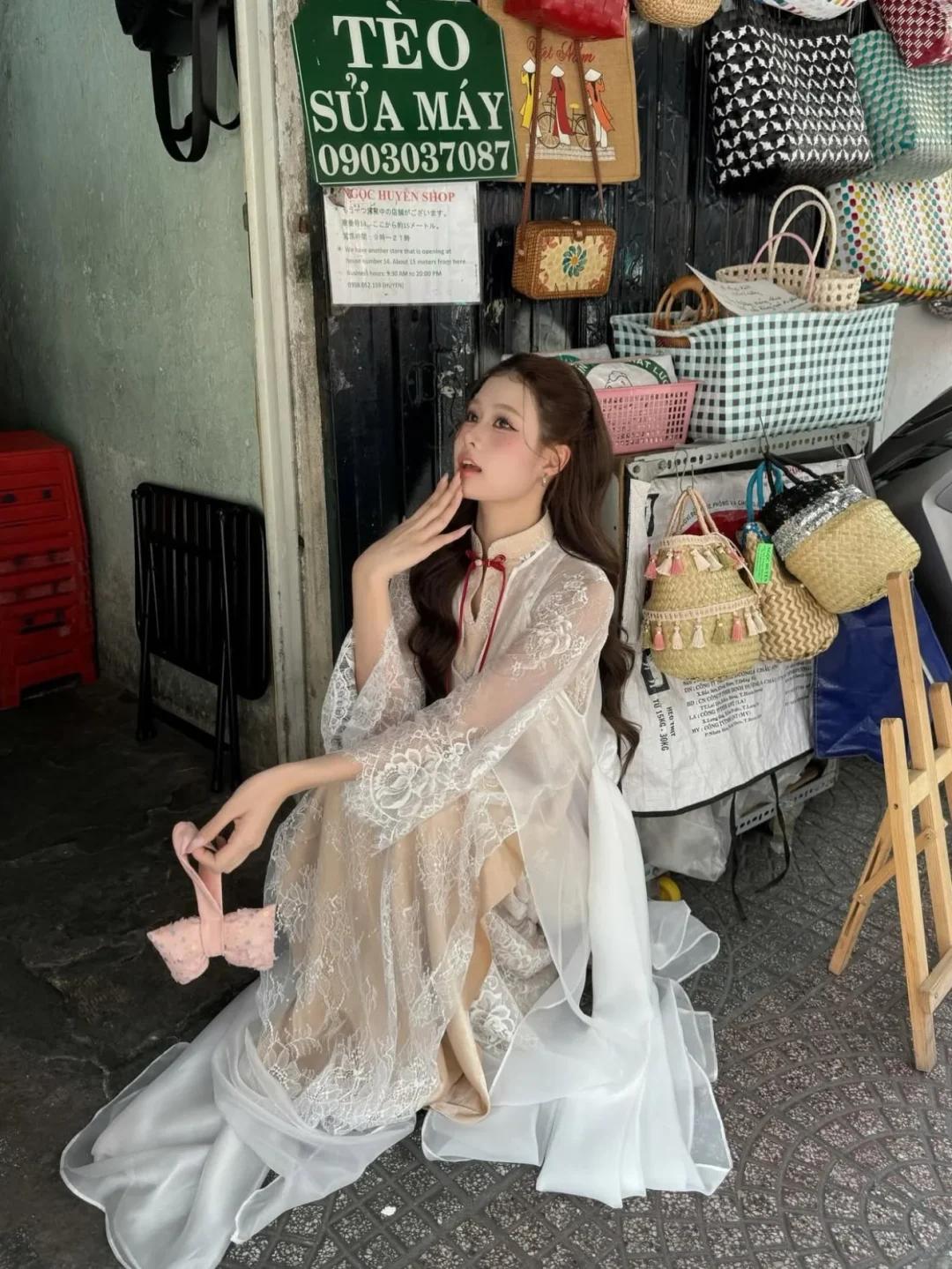 Photo 3 of Áo dài ren kem phối áo choàng voan nữ