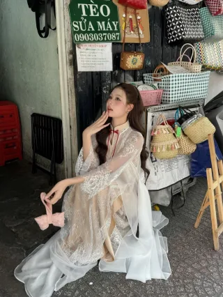 Photo 3 of Áo dài ren kem phối áo choàng voan nữ