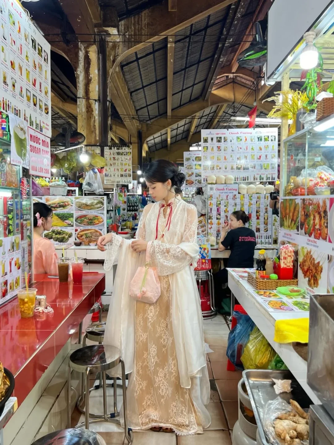 Photo 1 of Áo dài ren kem phối áo choàng voan nữ