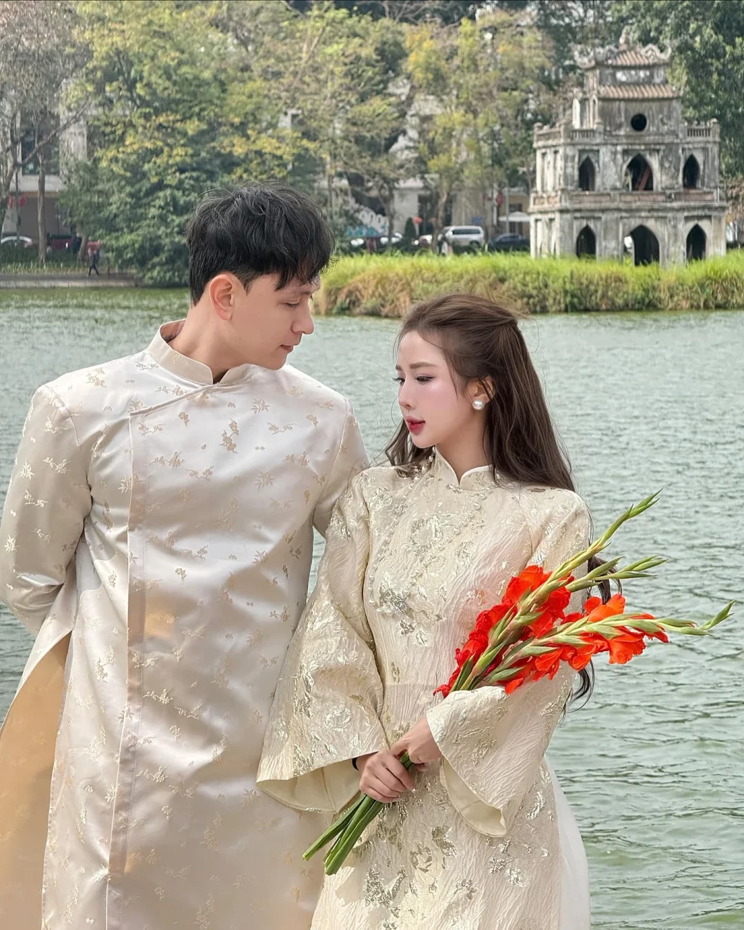 Photo 10 of Áo dài lụa thêu hoa kem nữ Kim DK0014