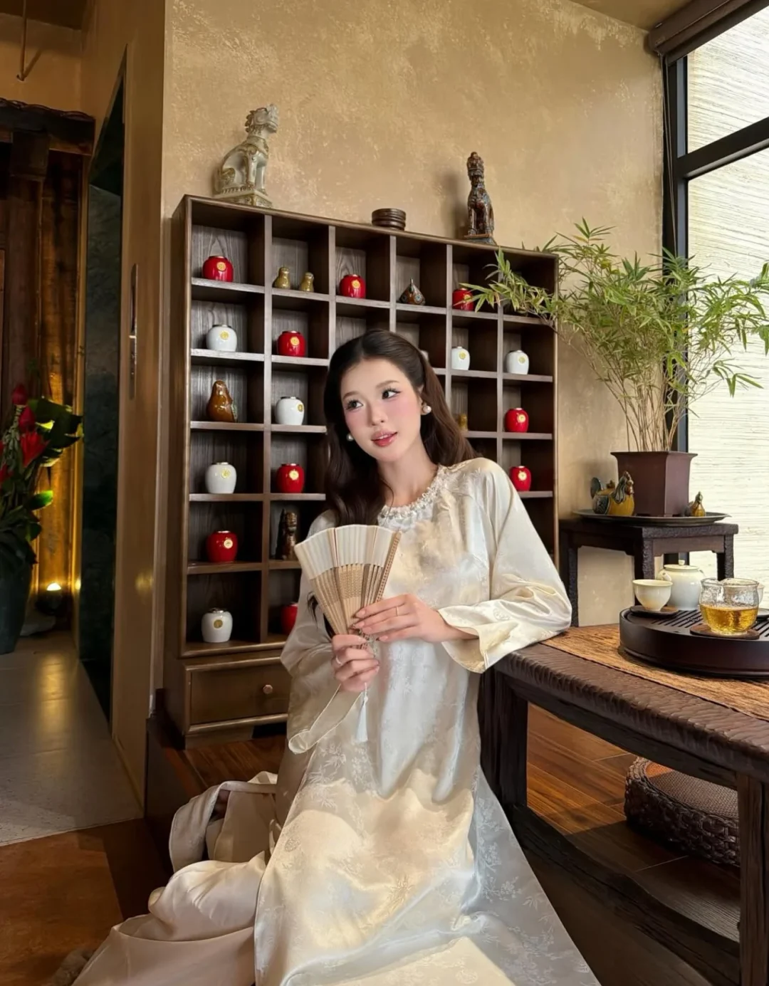 Photo 6 of Áo dài lụa gấm trắng kem nữ thanh lịch
