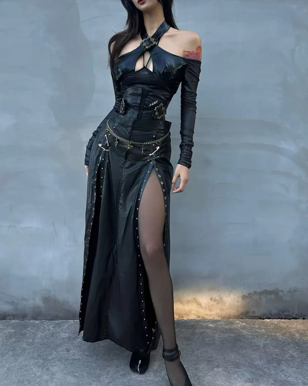 Photo 9 of Jumpsuit da đen đan chéo off-shoulder nữ