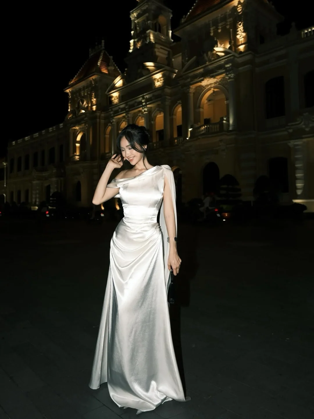 Ảnh 2 của Váy dạ hội satin một vai Missi Dress