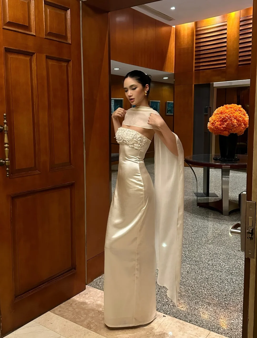 Photo 5 of Váy lụa kem đính sequin quấn khăn