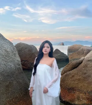 Photo 3 of Váy Leila trắng trễ vai WeWear