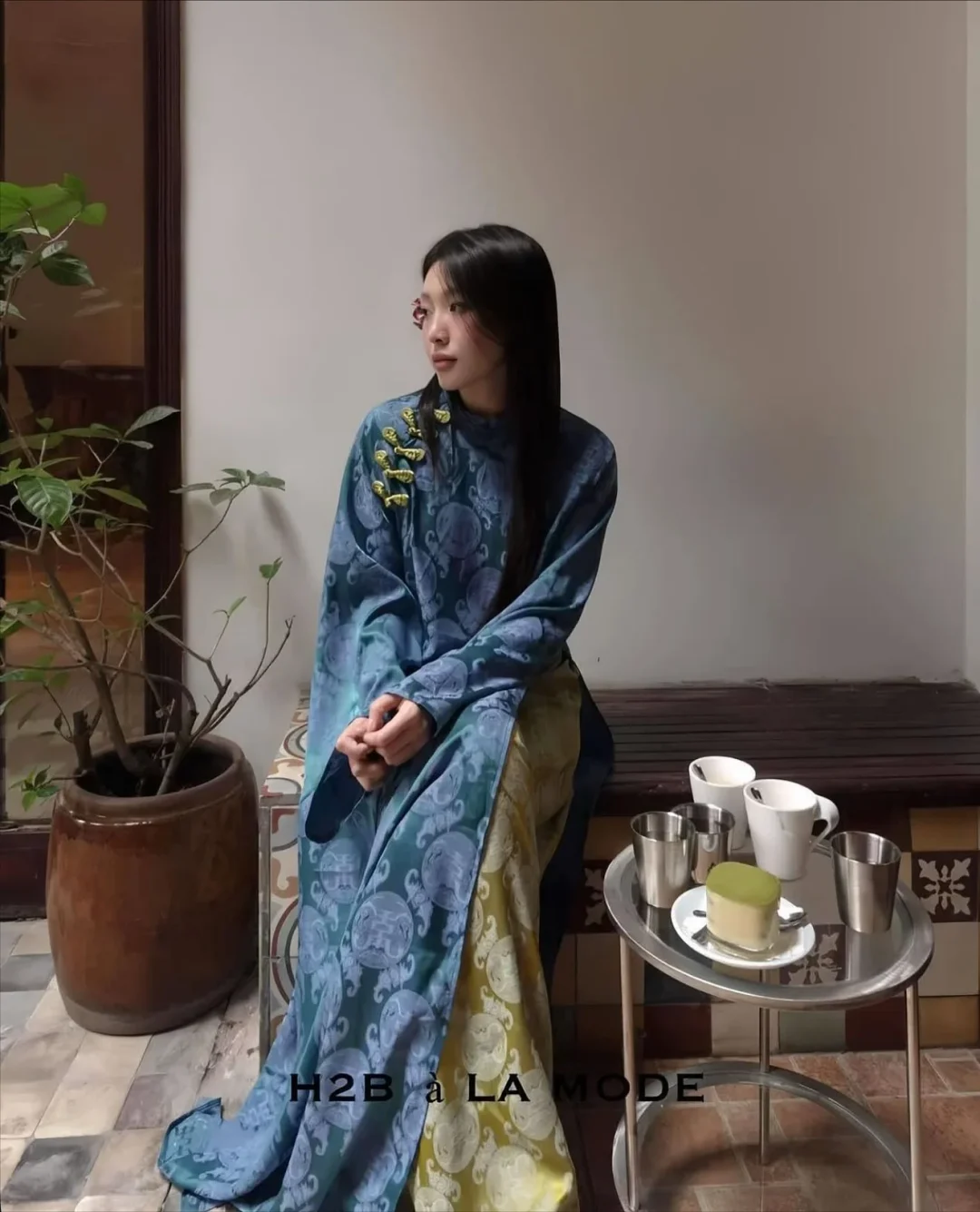 Photo 2 of Áo dài nữ xanh dương Mãn Anh Đường thêu rồng mây