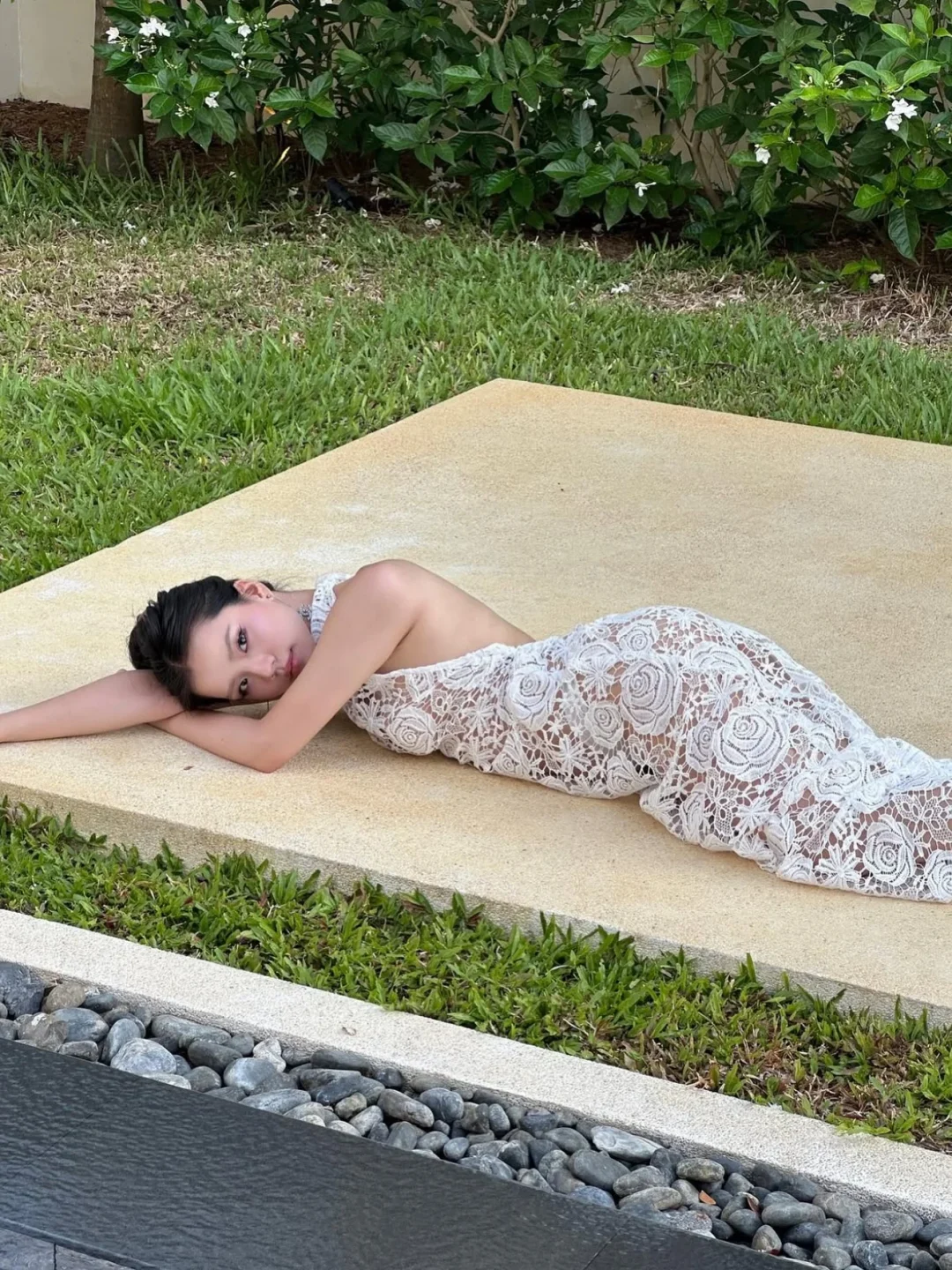 Photo 6 of Váy ren trắng dài một vai Vera