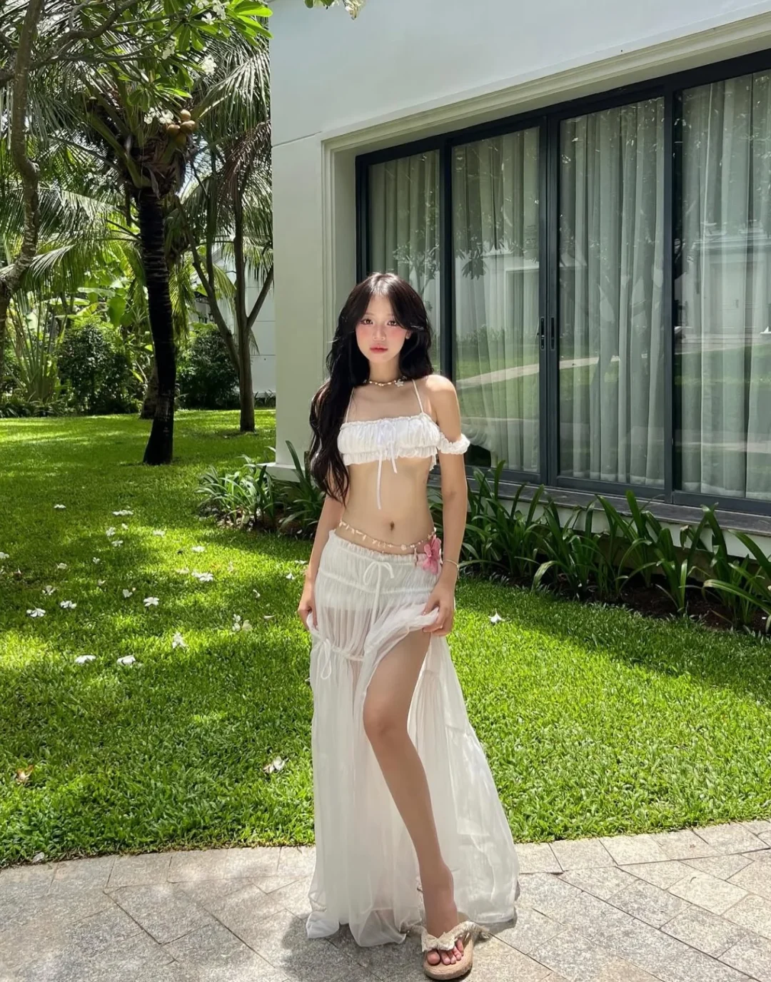 Photo 6 of Set áo tay bồng trắng và chân váy voan nữ