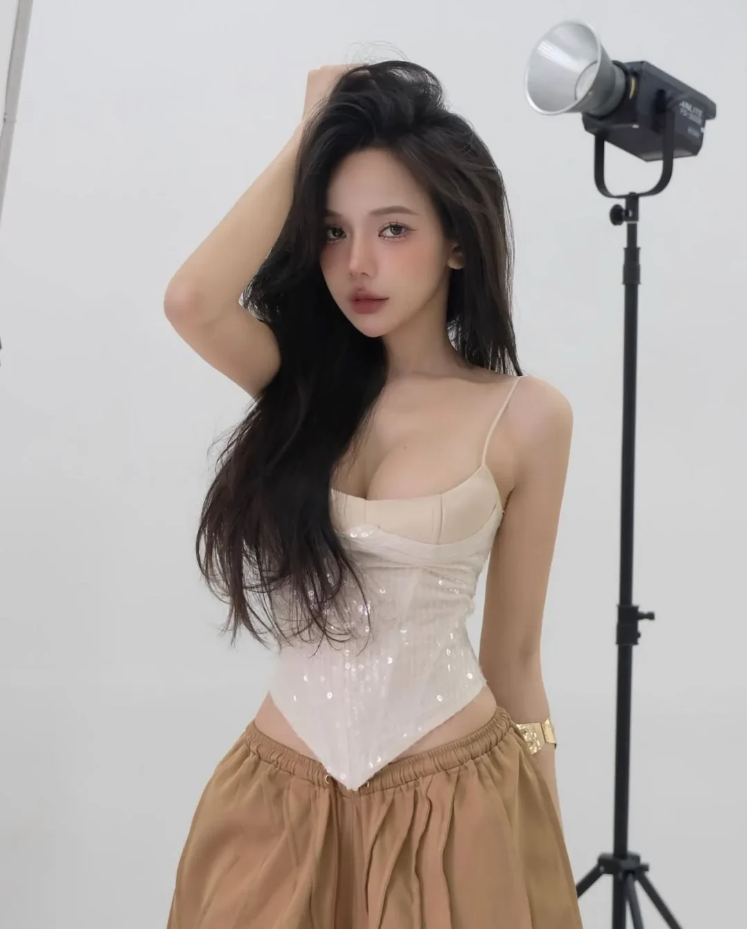 Photo 6 of Set Corset Lấp Lánh Be Kèm Quần Ống Rộng Nâu
