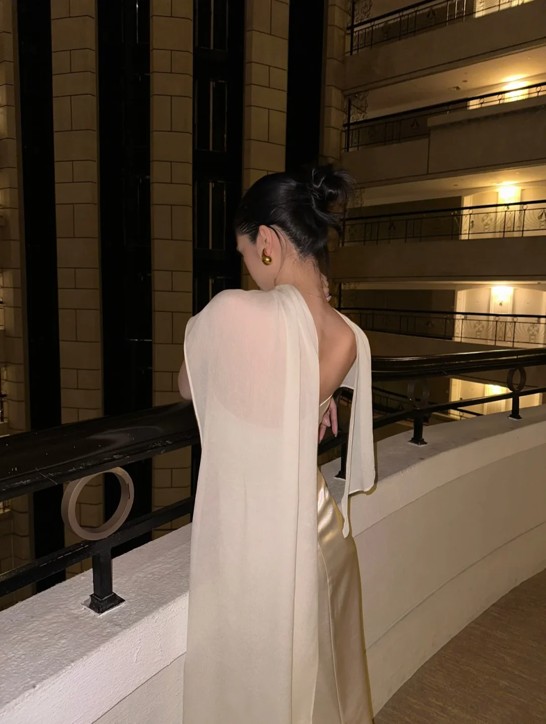 Photo 6 of Váy lụa kem đính sequin quấn khăn