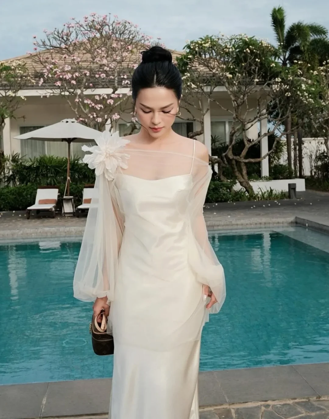 Photo 2 of Đầm Iris DK0011 satin trắng kem dạ hội