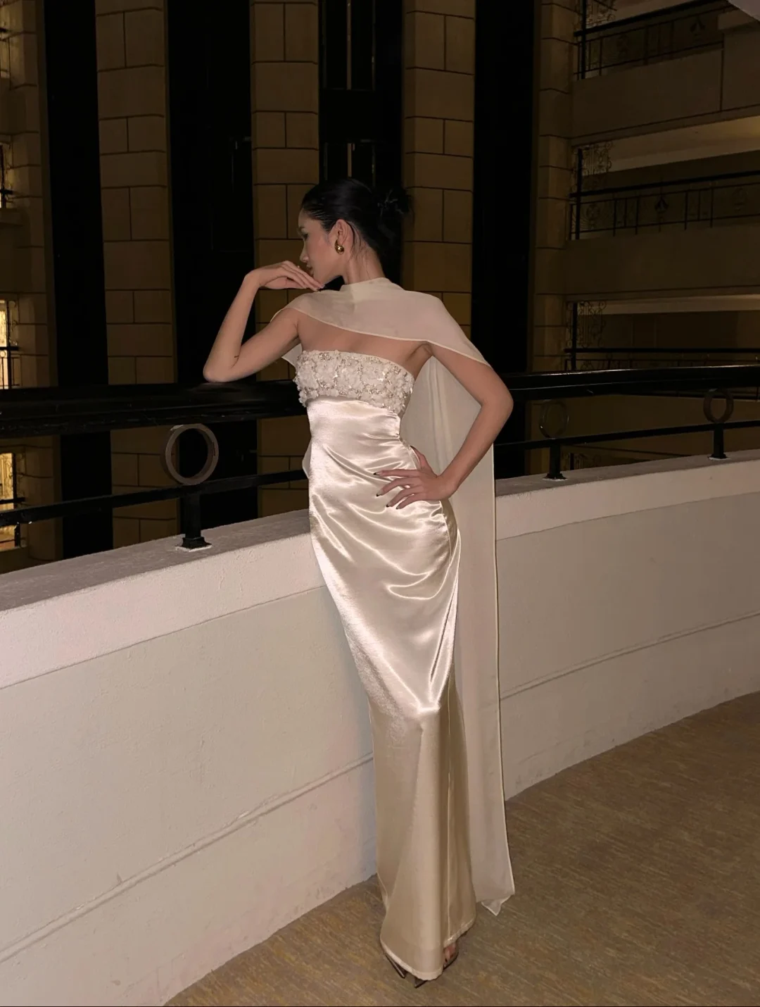 Photo 4 of Váy lụa kem đính sequin quấn khăn