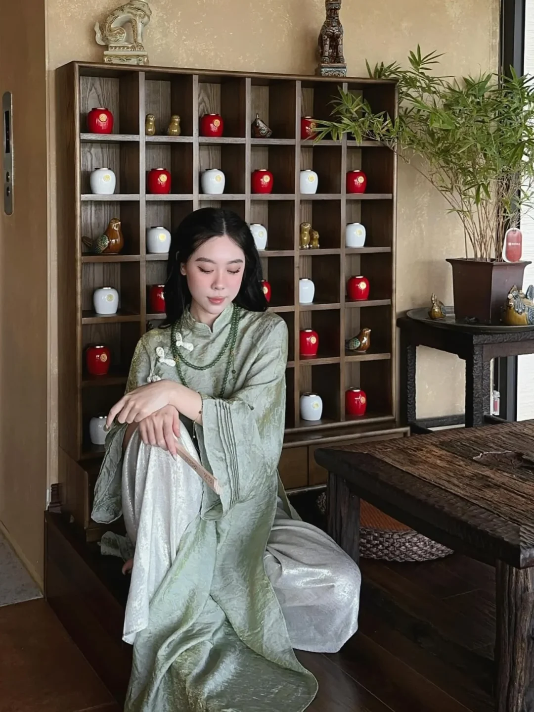 Ảnh 6 của Áo dài Tịch Dương lụa xanh lá cách tân