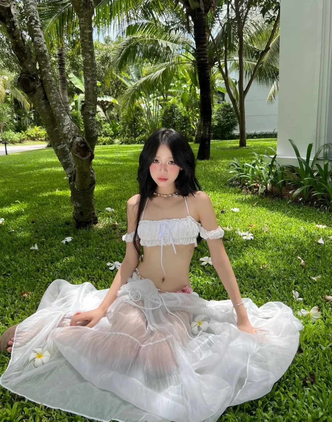 Photo 2 of Set áo tay bồng trắng và chân váy voan nữ