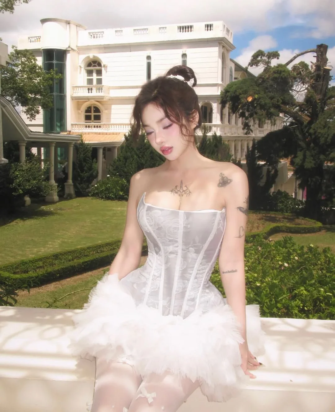 Photo 1 of Đầm corset trắng lông vũ Viery