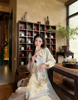 Photo 1 of Áo dài lụa gấm trắng kem nữ thanh lịch