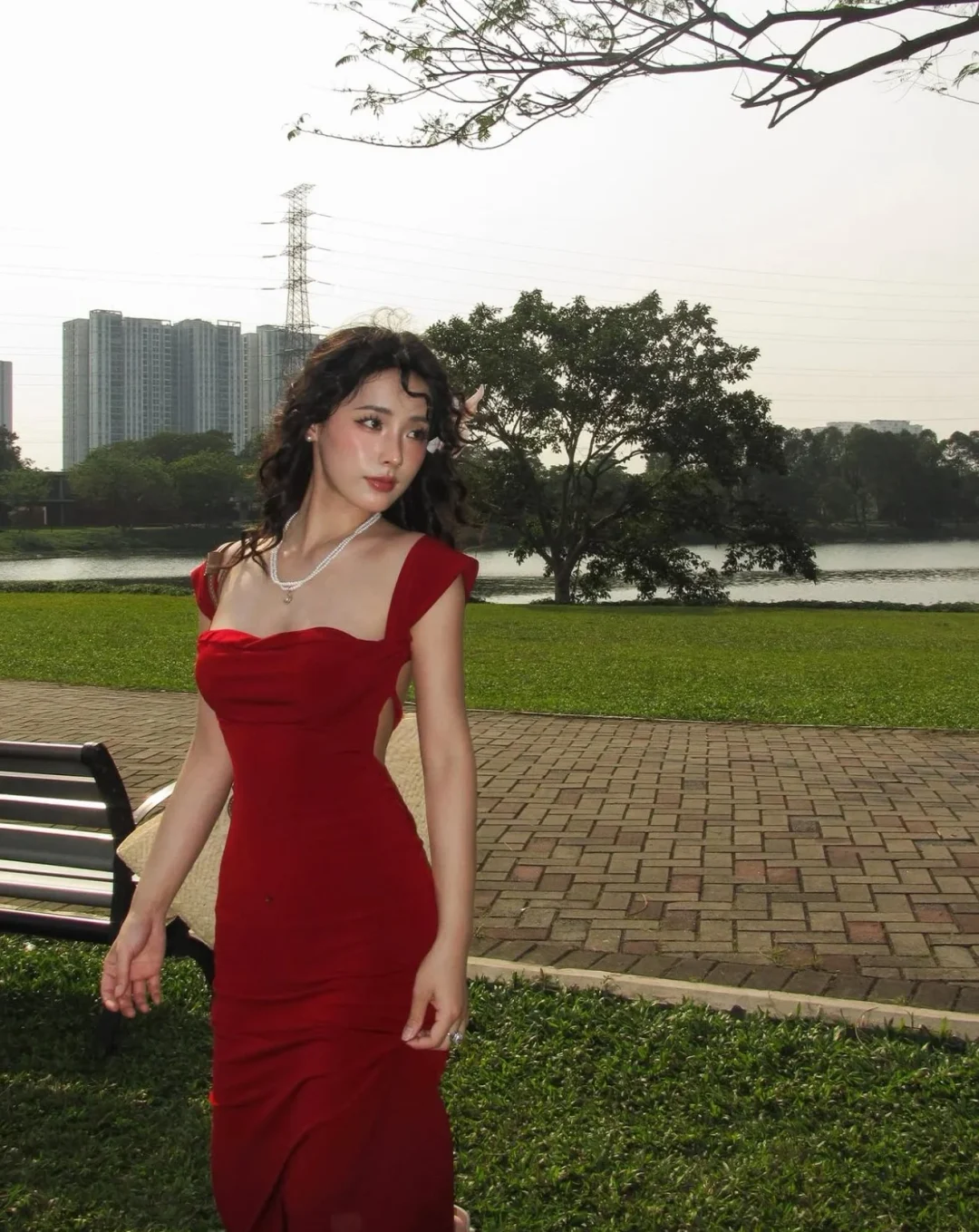 Ảnh 2 của Đầm body đỏ hở lưng Selena DD0015