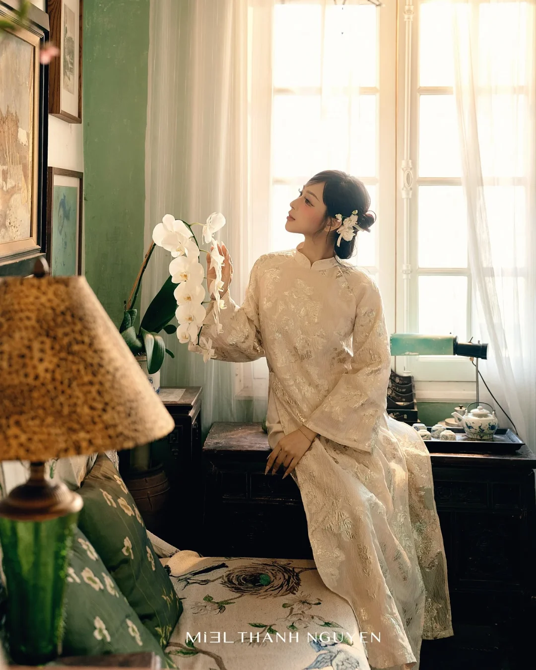 Photo 4 of Áo dài lụa thêu hoa kem nữ Kim DK0014