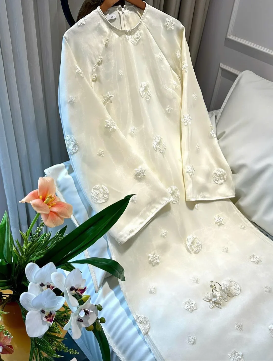 Ảnh 6 của Áo dài Nguyệt Linh thêu hoa trắng kem
