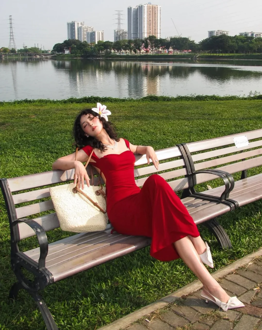 Ảnh 3 của Đầm body đỏ hở lưng Selena DD0015