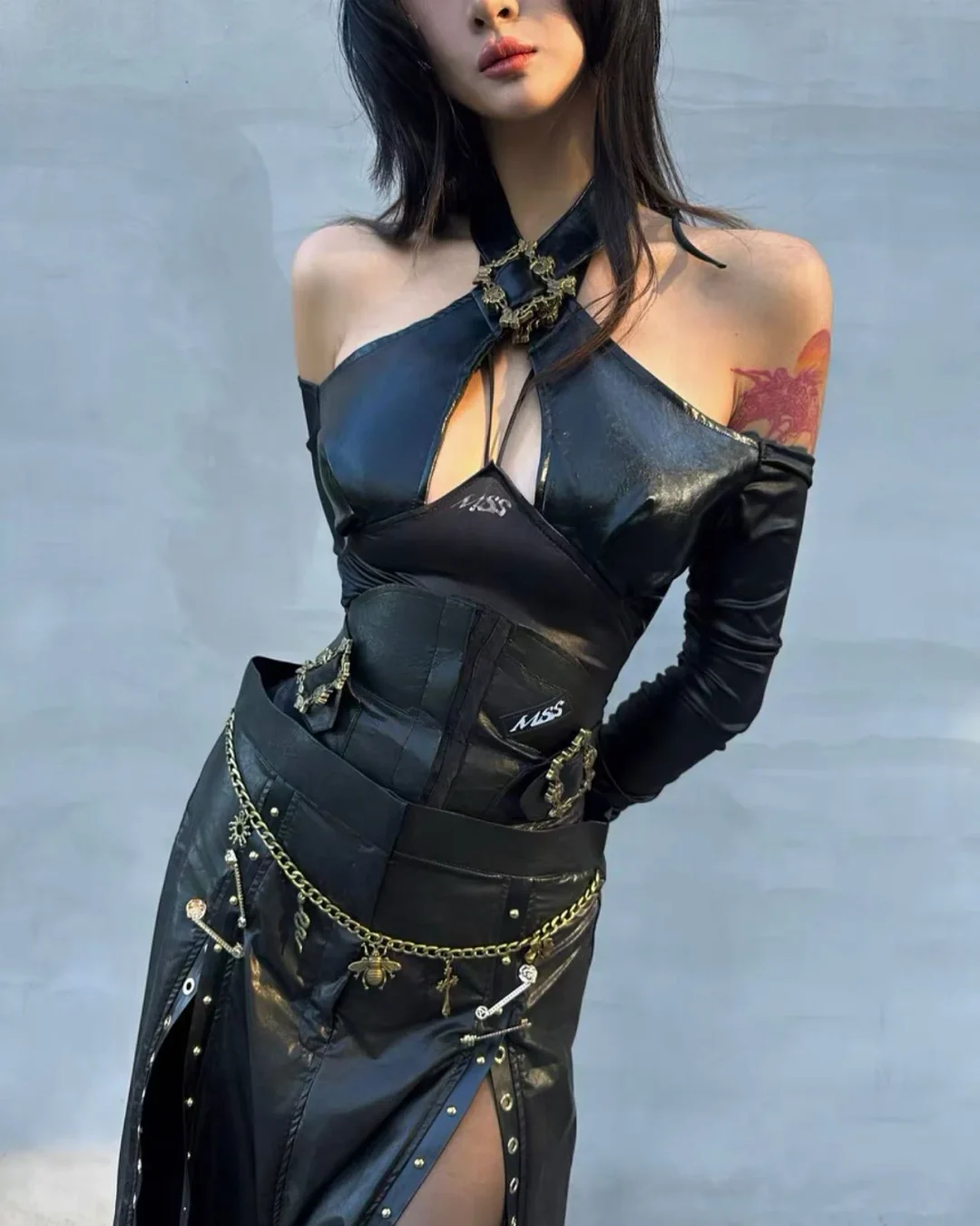 Photo 7 of Jumpsuit da đen đan chéo off-shoulder nữ