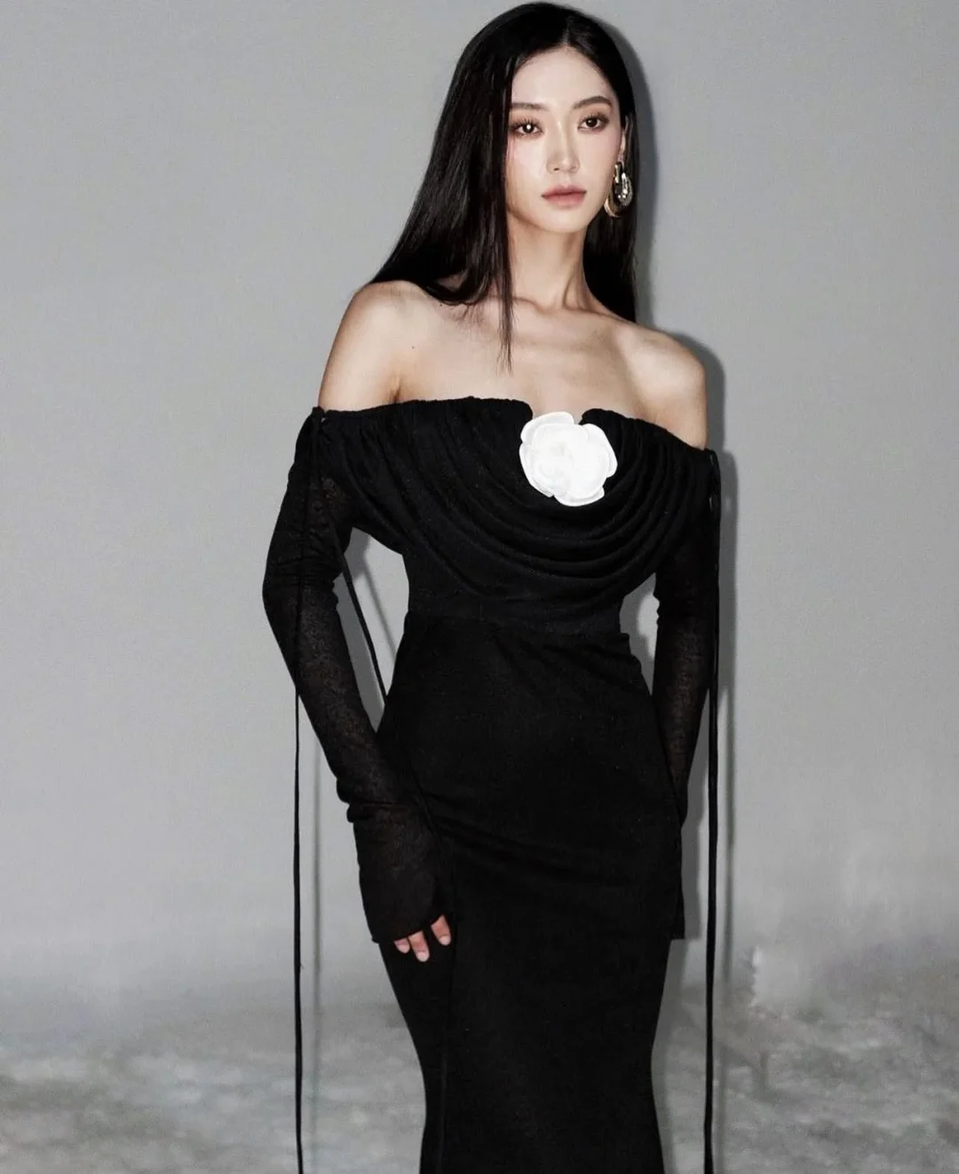 Photo 3 of Váy maxi đen trễ vai Oia Studios Pamela