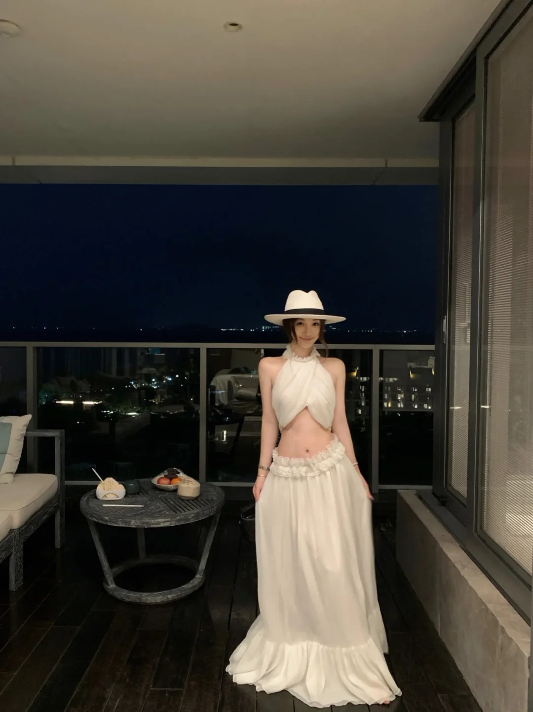 Photo 8 of Set váy xếp li cổ chéo trắng nữ