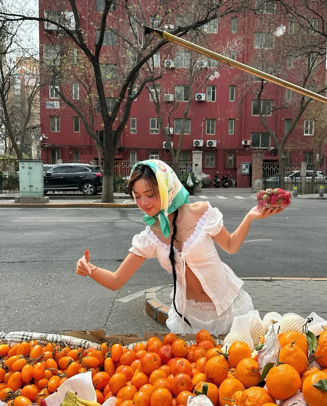 Photo 2 of Set áo trễ vai chân váy trắng nữ