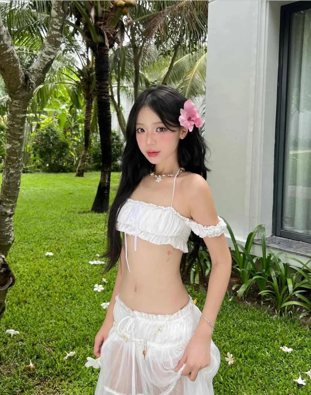 Photo 4 of Set áo tay bồng trắng và chân váy voan nữ