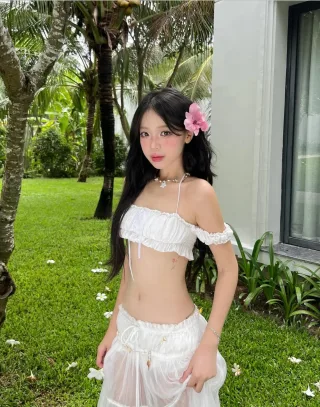 Photo 4 of Set áo tay bồng trắng và chân váy voan nữ