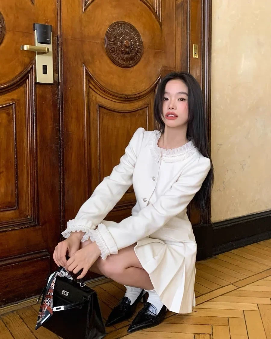 Photo 2 of Váy len trắng xếp li cổ ren KANO