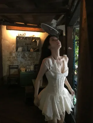 Photo 1 of Váy corset trắng ruffle TRISSY size S