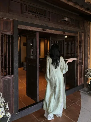 Ảnh 4 của Áo dài Tịch Dương lụa xanh lá cách tân