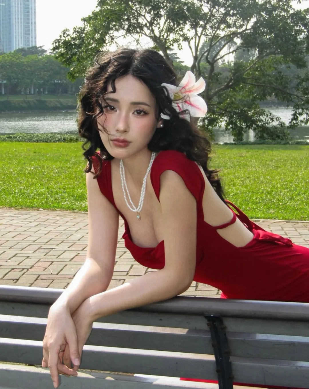 Ảnh 7 của Đầm body đỏ hở lưng Selena DD0015