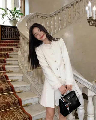 Photo 3 of Váy len trắng xếp li cổ ren KANO