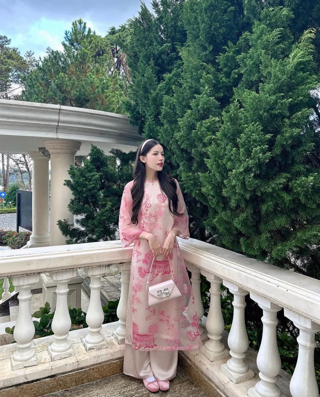 Photo 5 of Áo dài organza thêu hoa EDINI kèm quần hồng