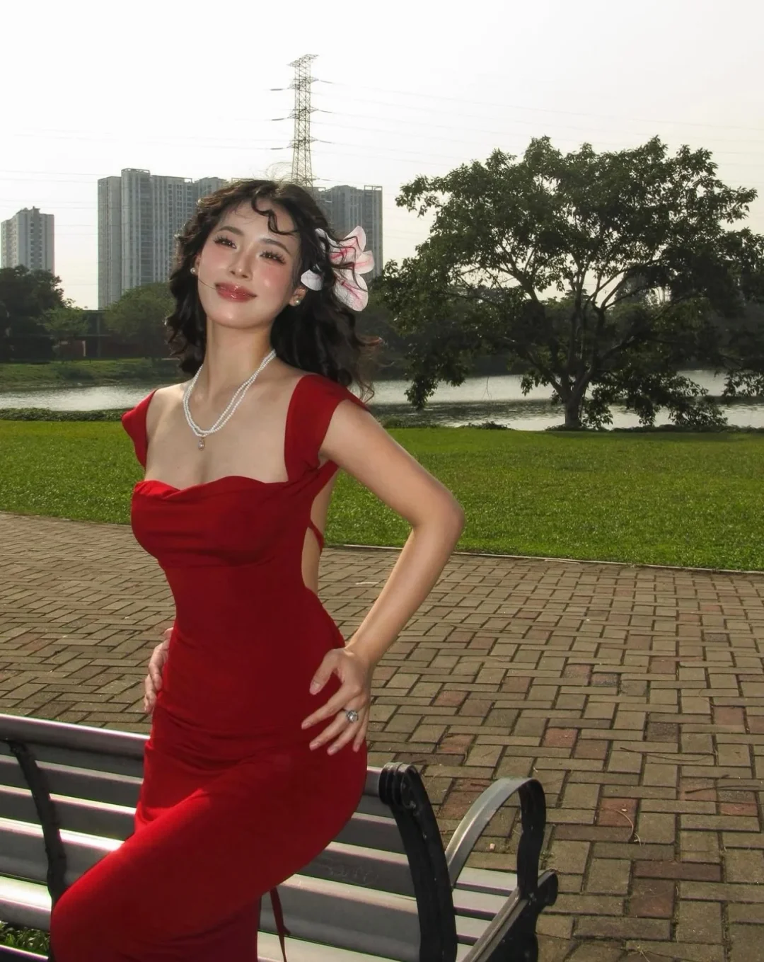 Ảnh 5 của Đầm body đỏ hở lưng Selena DD0015