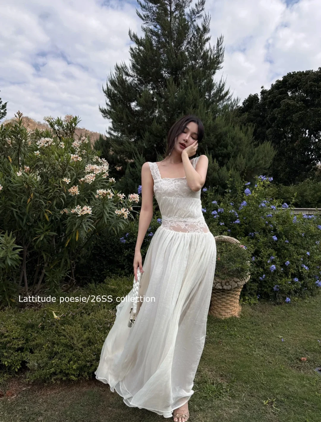 Photo 3 of Đầm maxi trắng phối ren hở lưng Lattitude