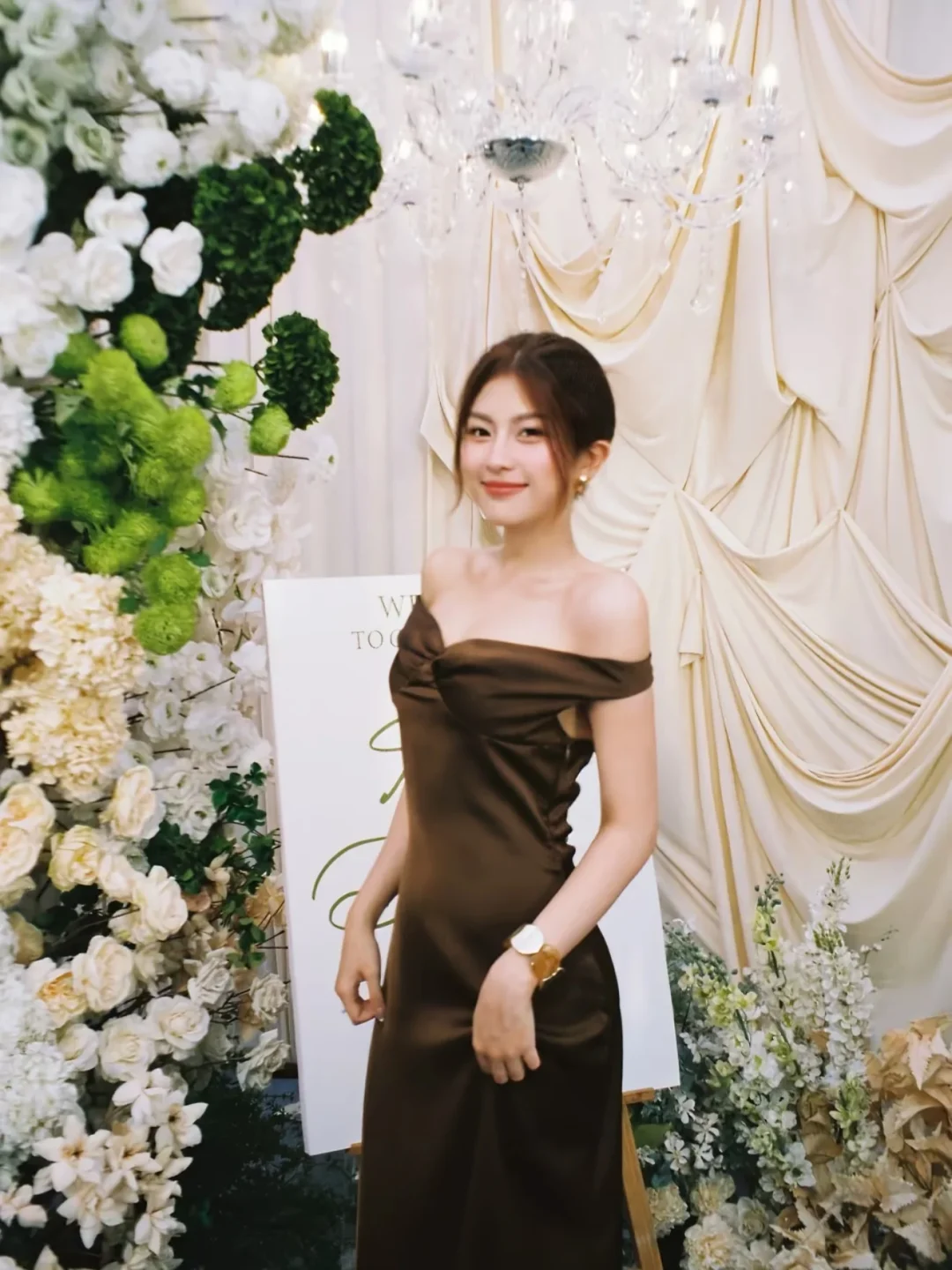 Ảnh 6 của Váy lụa trễ vai nâu thiết kế nữ