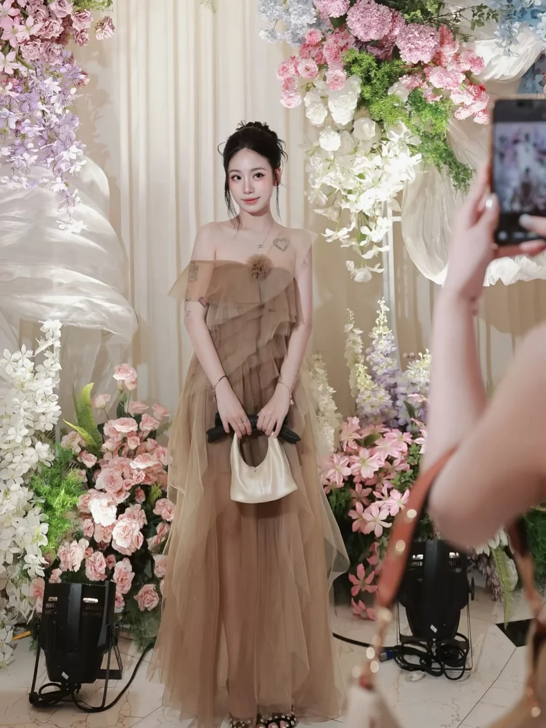 Photo 6 of Váy tiệc tulle nâu lệch vai nữ