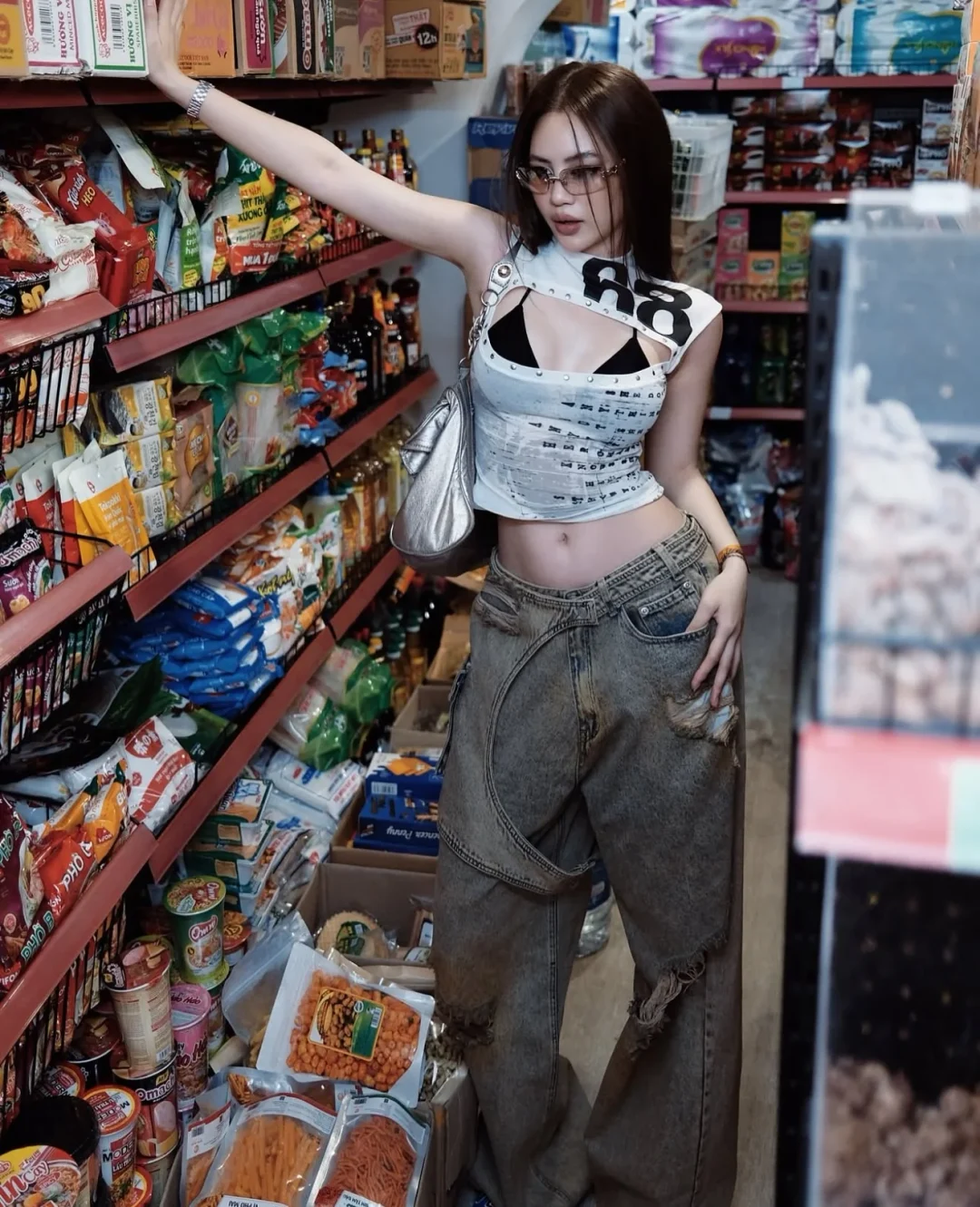 Ảnh 5 của Áo crop top trắng Bupbes khoét ngực