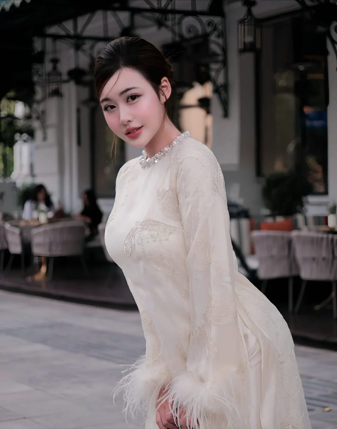 Photo 7 of Áo dài Uyển Ân trắng lông vũ Maison Havu